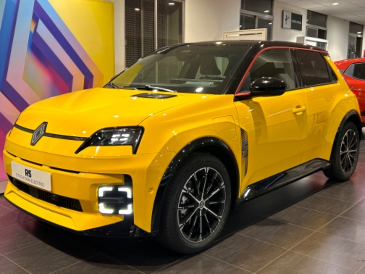 Renault 5 E-Tech 150 Comfort Range Iconic Five foto 2